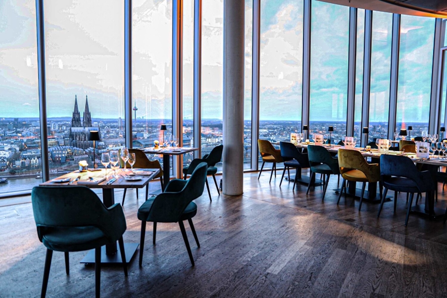 KölnSKY | Top Rooftop Locations | Mr. Köln | Foto: KölnSKY KölnSKY | Top Rooftop Locations | Mr. Köln | Foto: KölnSKY