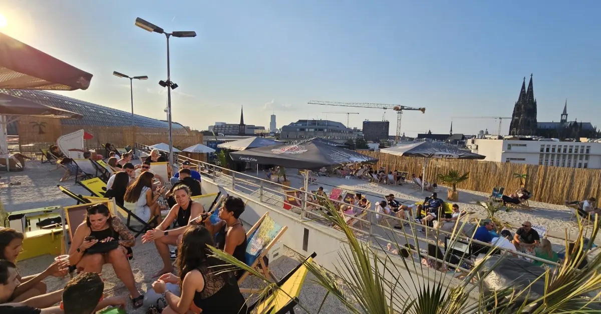 Top Sommer-Terrassen | Sonnenschein Etage | Mr. Köln | Foto: Sonnenscheinetage Köln Top Sommer-Terrassen | Sonnenschein Etage | Mr. Köln | Foto: Sonnenscheinetage Köln