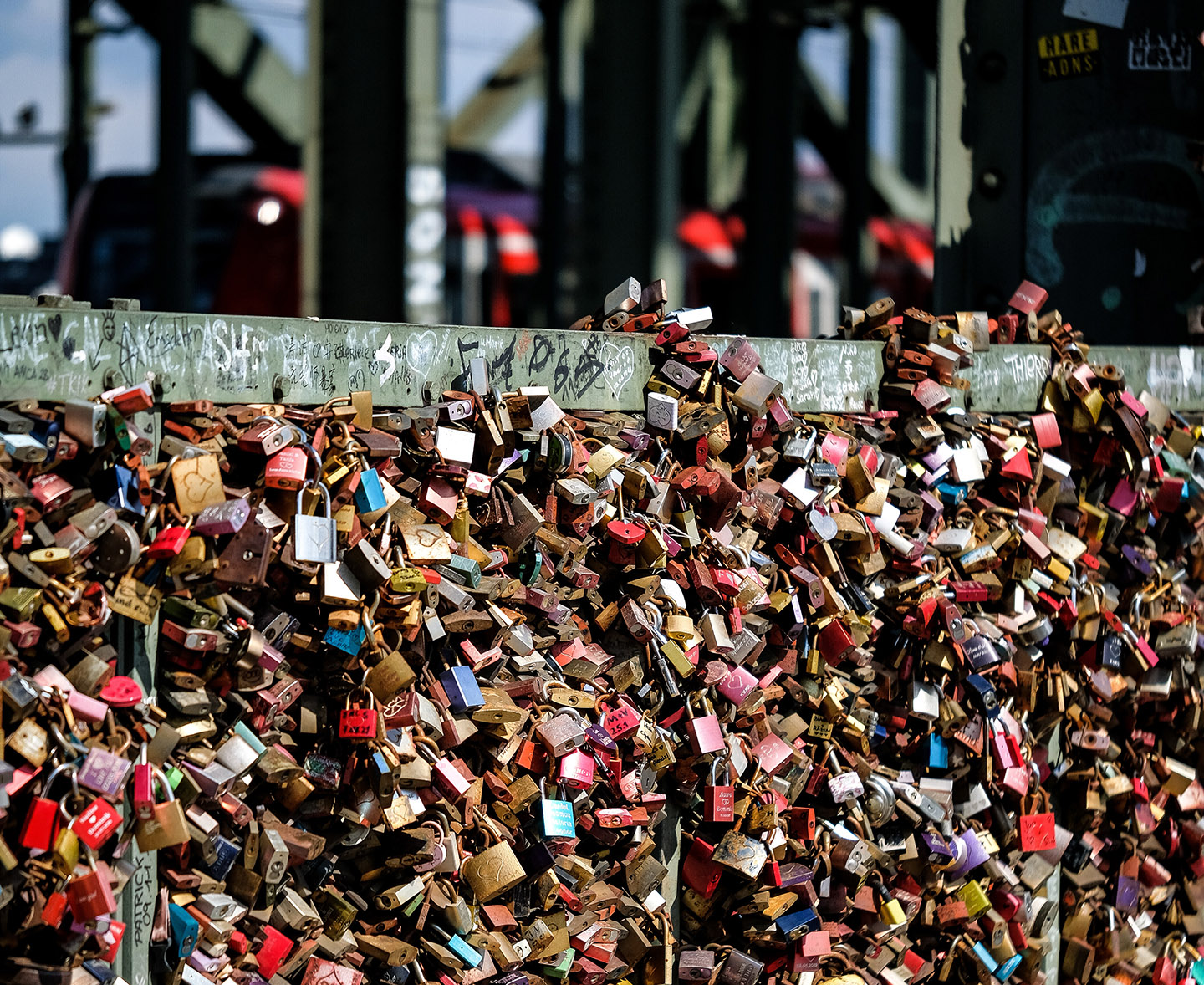 Top Streetart Spots in Köln | Liebesschlösser in der Innenstadt | Mr. Köln | Foto: Valeriia Ivancha