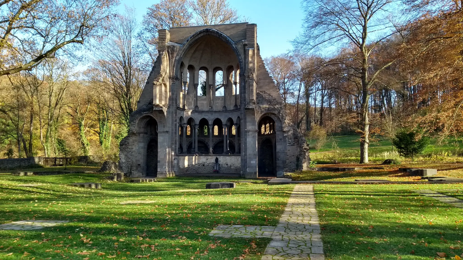 Top Wanderrouten in Köln | Klosterlandschaft Heisterbach | Mr. Köln | Foto: Der Nyestaedter Top Wanderrouten in Köln | Klosterlandschaft Heisterbach | Mr. Köln | Foto: Der Nyestaedter